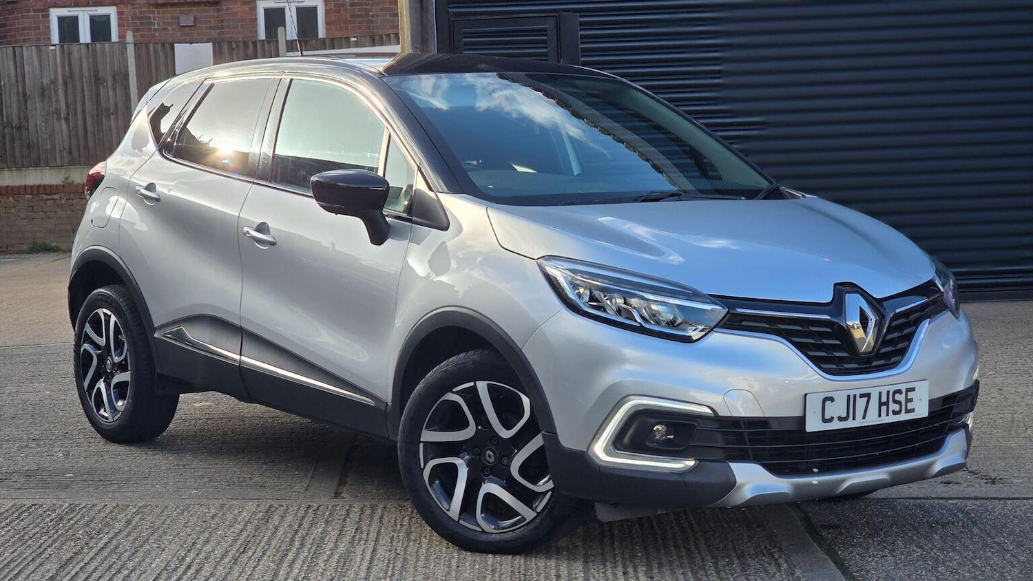 Used Renault Captur 2017 for sale - 77915661: Photo 2