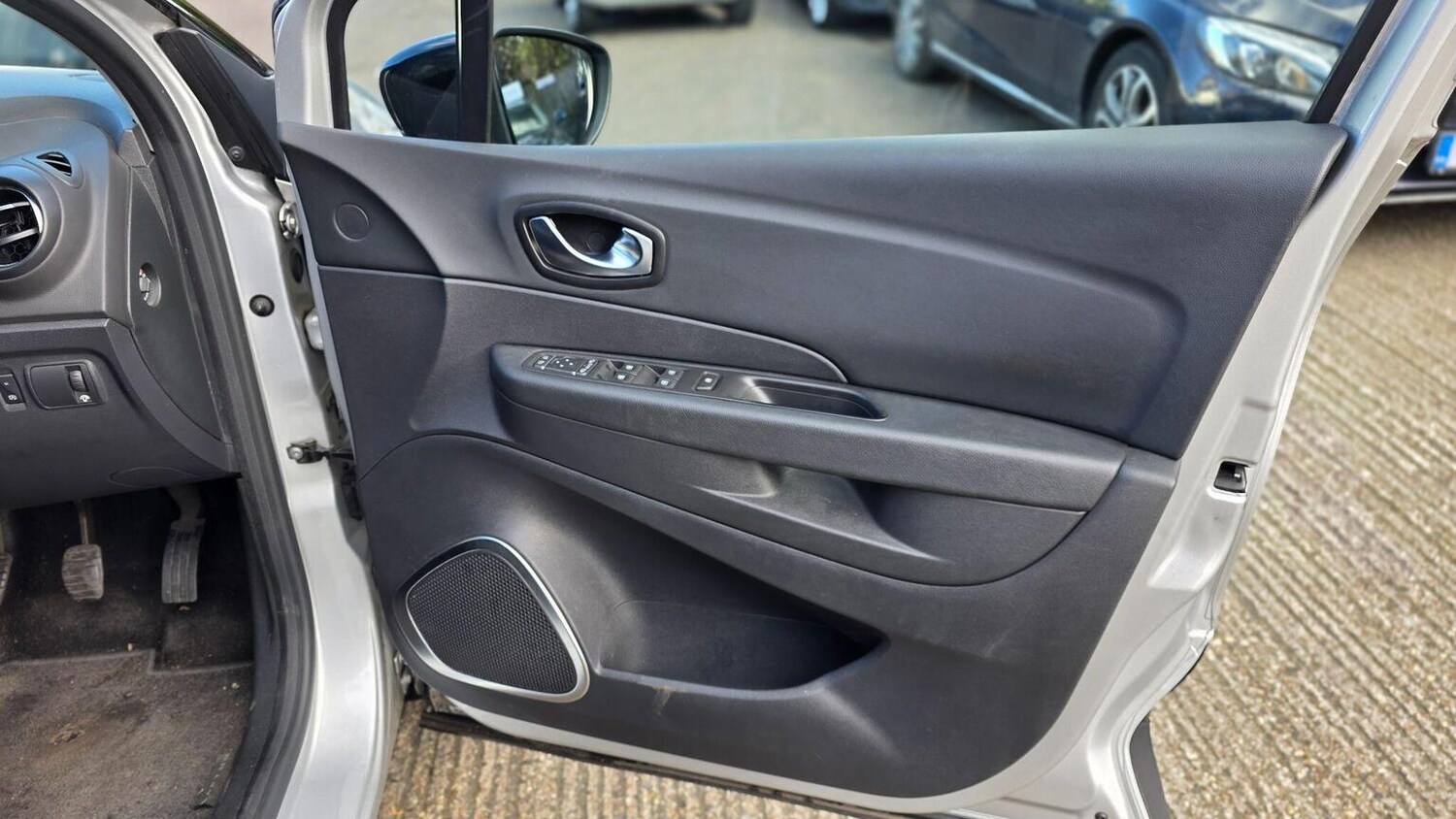 Used Renault Captur 2017 for sale - 77915661: Photo 31