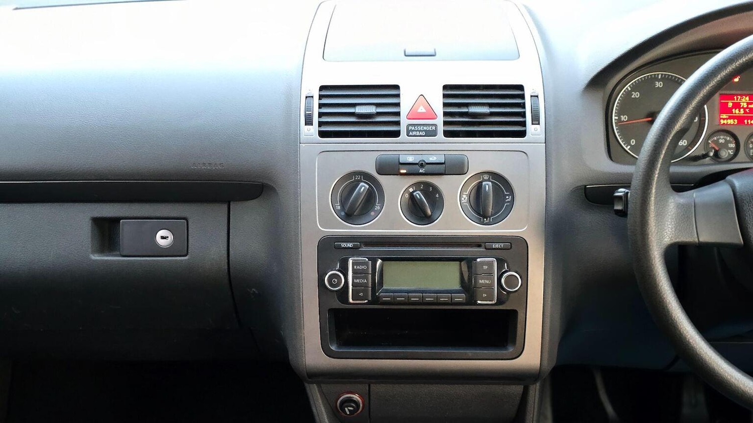 Used Volkswagen Touran 2009 for sale - 77774785: Photo 28