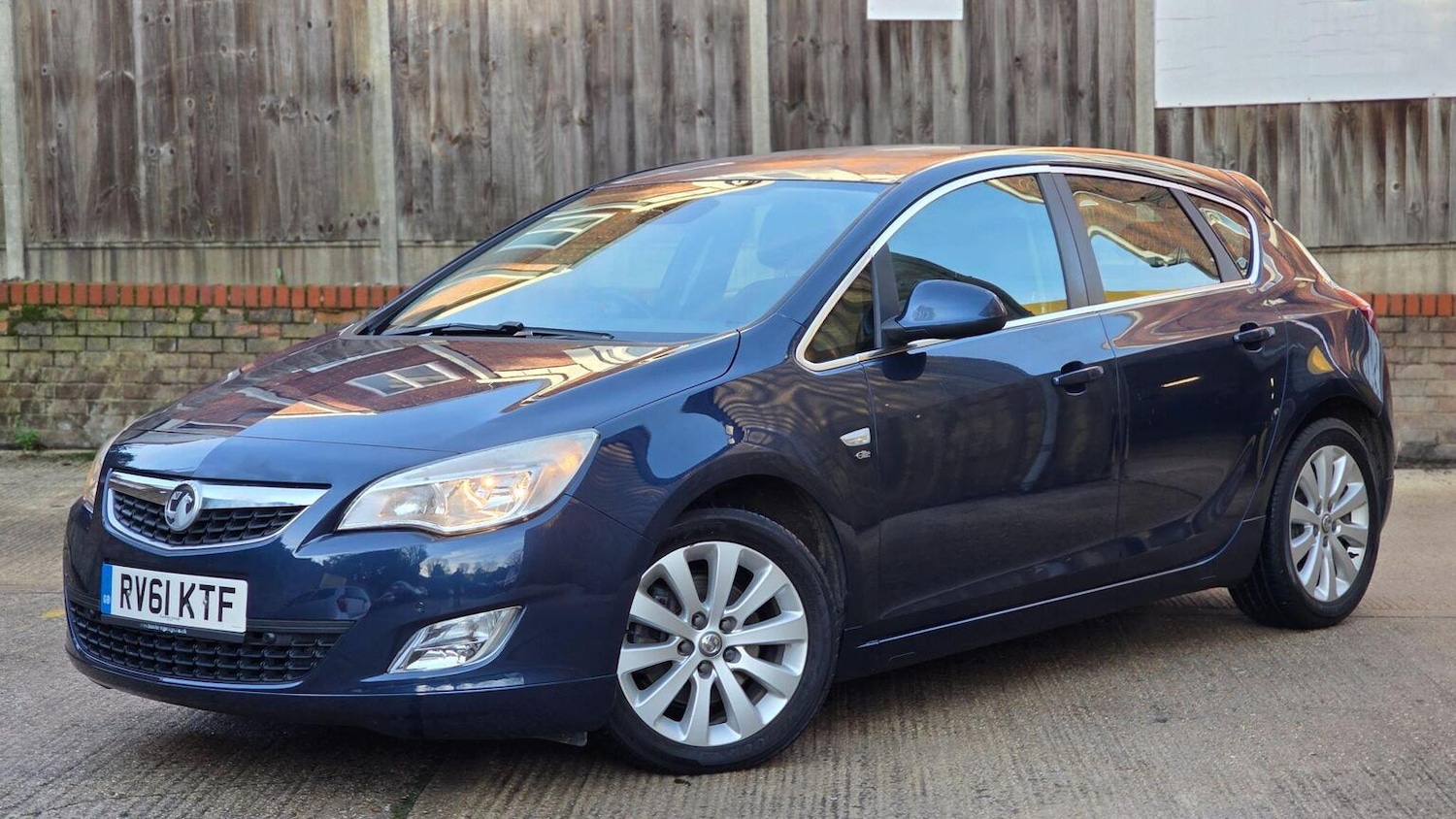 Used Vauxhall Astra 2011 for sale - 77001549: Photo 2