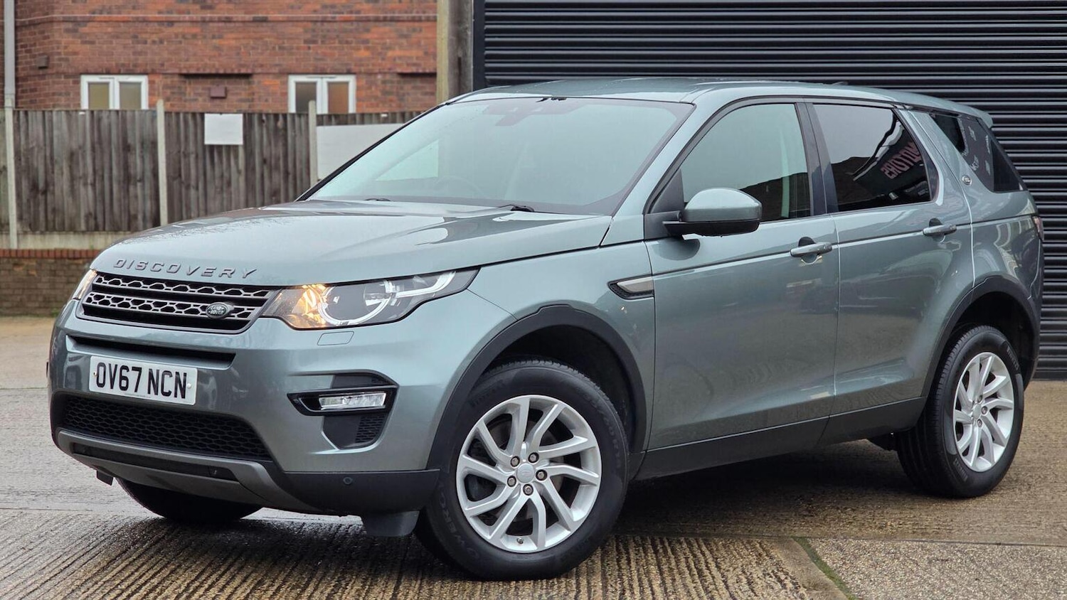 Used Land Rover Discovery Sport 2017 for sale - 77303717: Photo 1