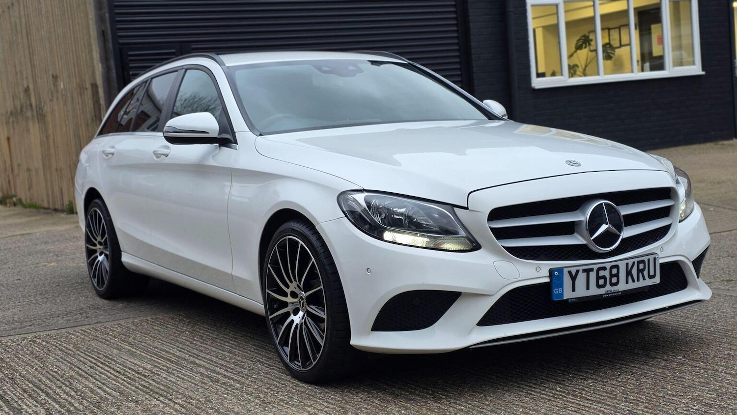 Used Mercedes-Benz C Class 2018 for sale - 77915682: Photo 4