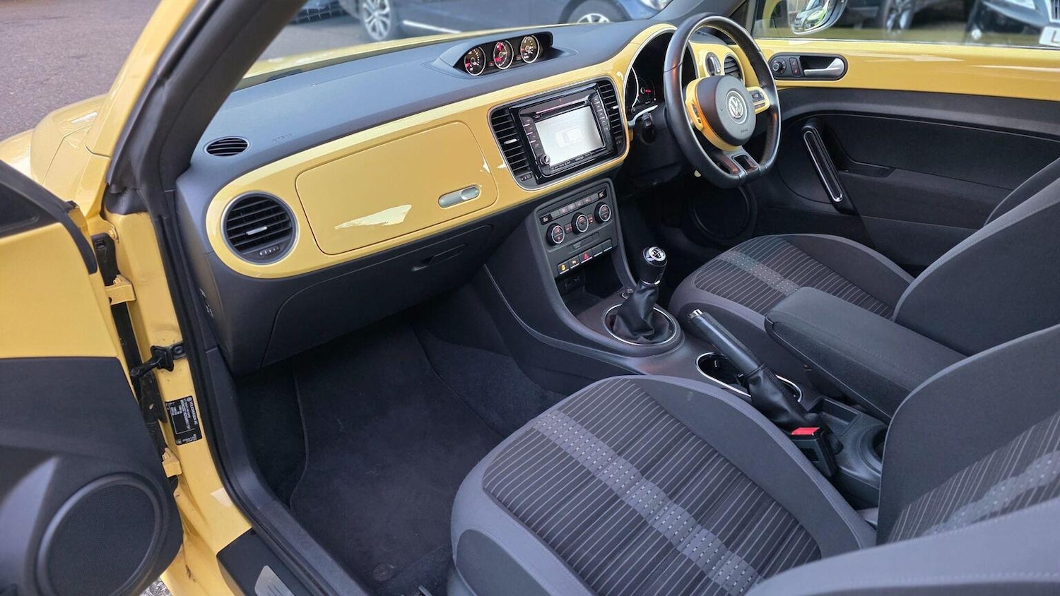 Used Volkswagen Beetle 2015 for sale - 77968665: Photo 11