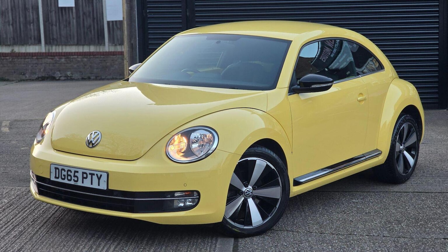 Used Volkswagen Beetle 2015 for sale - 77968665: Photo 2