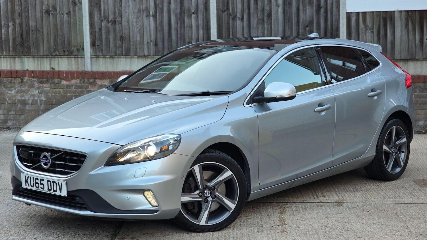 Used Volvo V40 2015 for sale - 76142478: Photo 1
