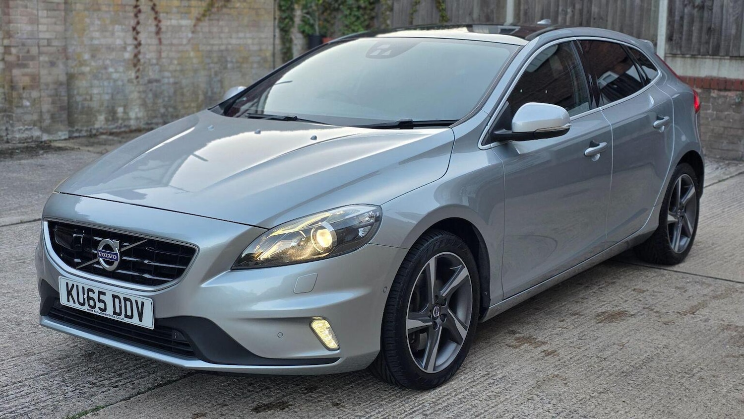 Used Volvo V40 2015 for sale - 76142478: Photo 10