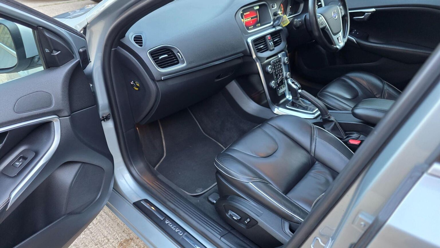 Used Volvo V40 2015 for sale - 76142478: Photo 11