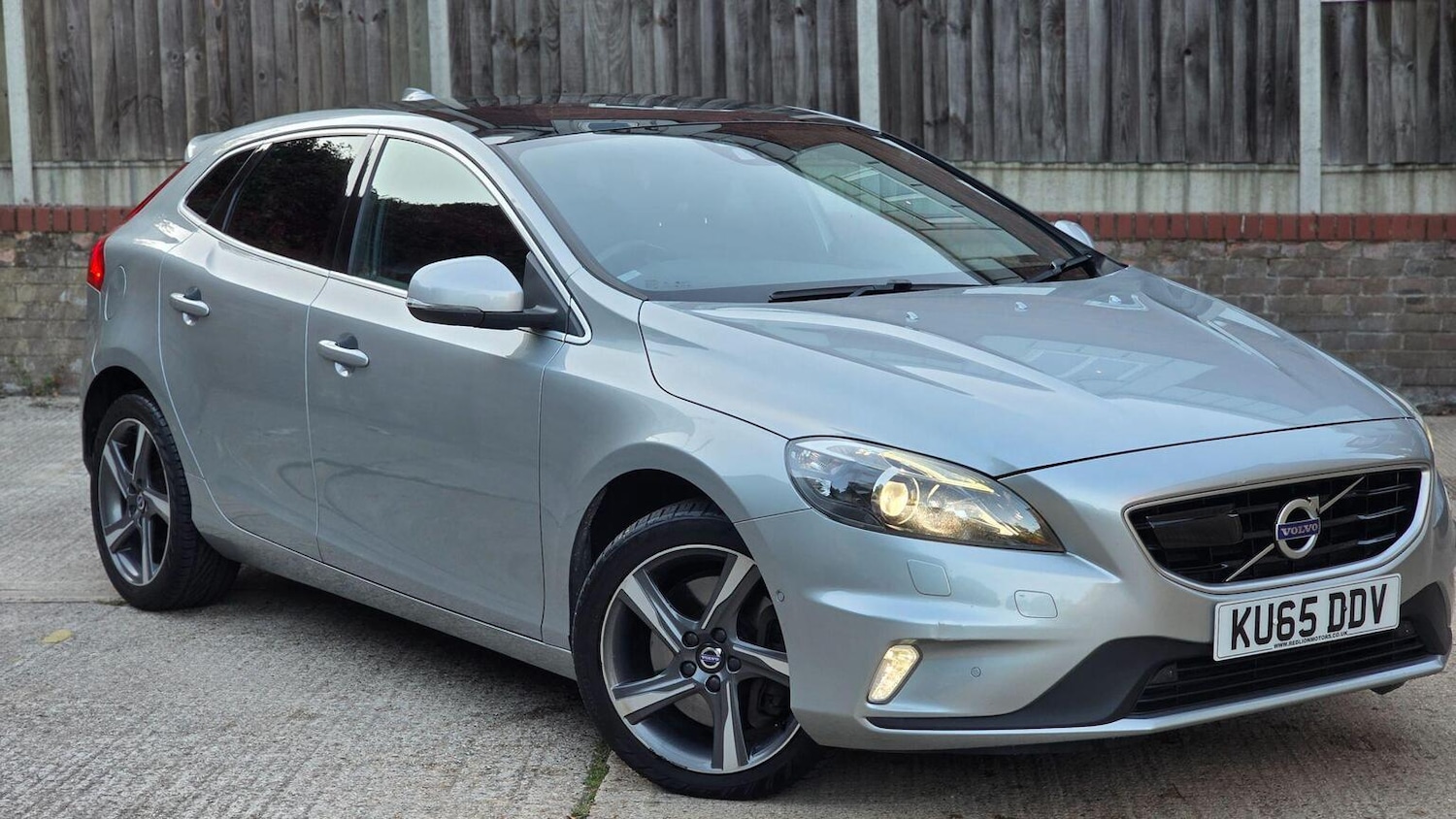Used Volvo V40 2015 for sale - 76142478: Photo 2