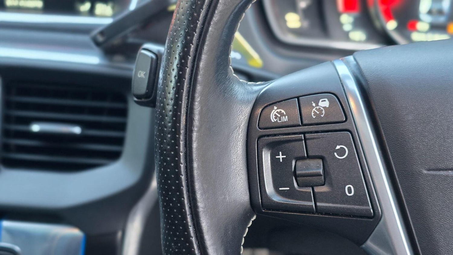 Used Volvo V40 2015 for sale - 76142478: Photo 33