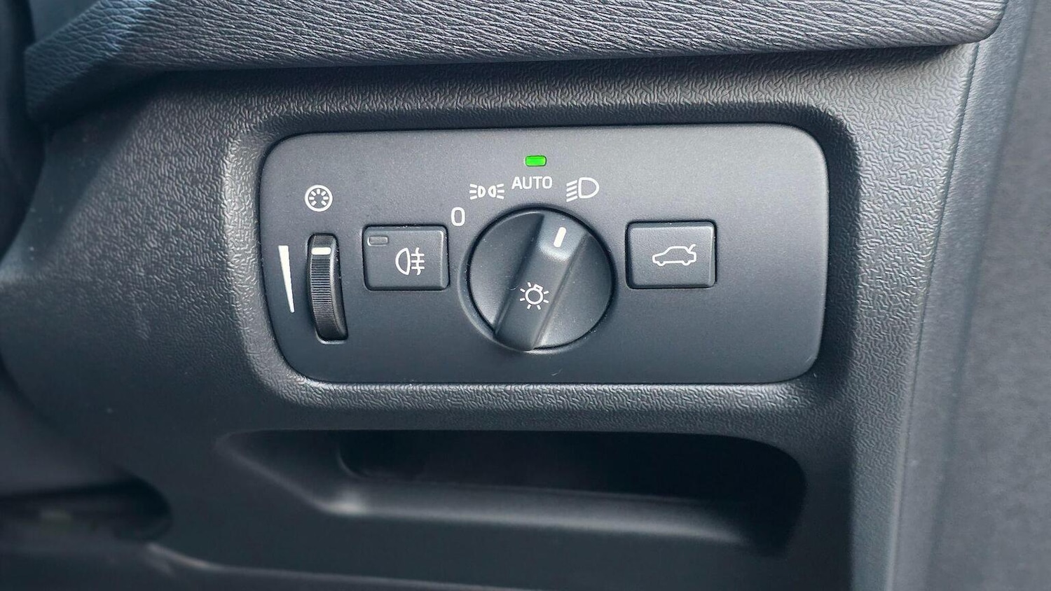 Used Volvo V40 2015 for sale - 76142478: Photo 35