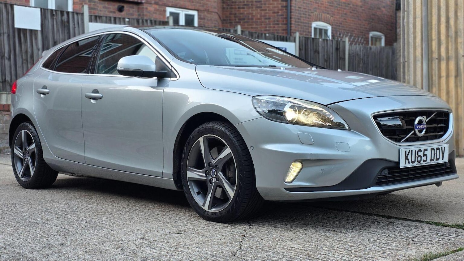 Used Volvo V40 2015 for sale - 76142478: Photo 4