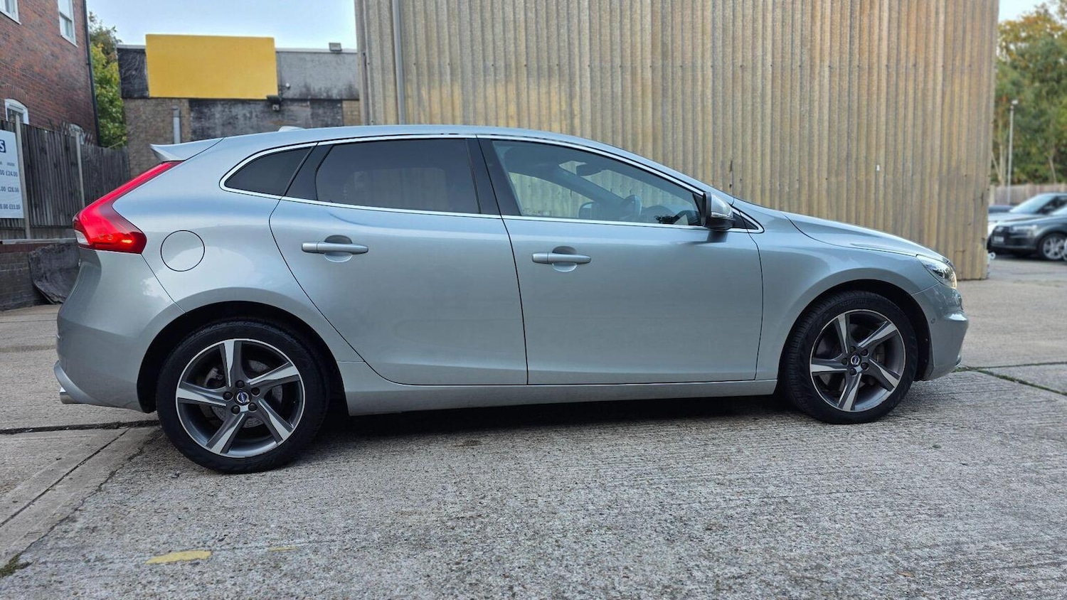 Used Volvo V40 2015 for sale - 76142478: Photo 5