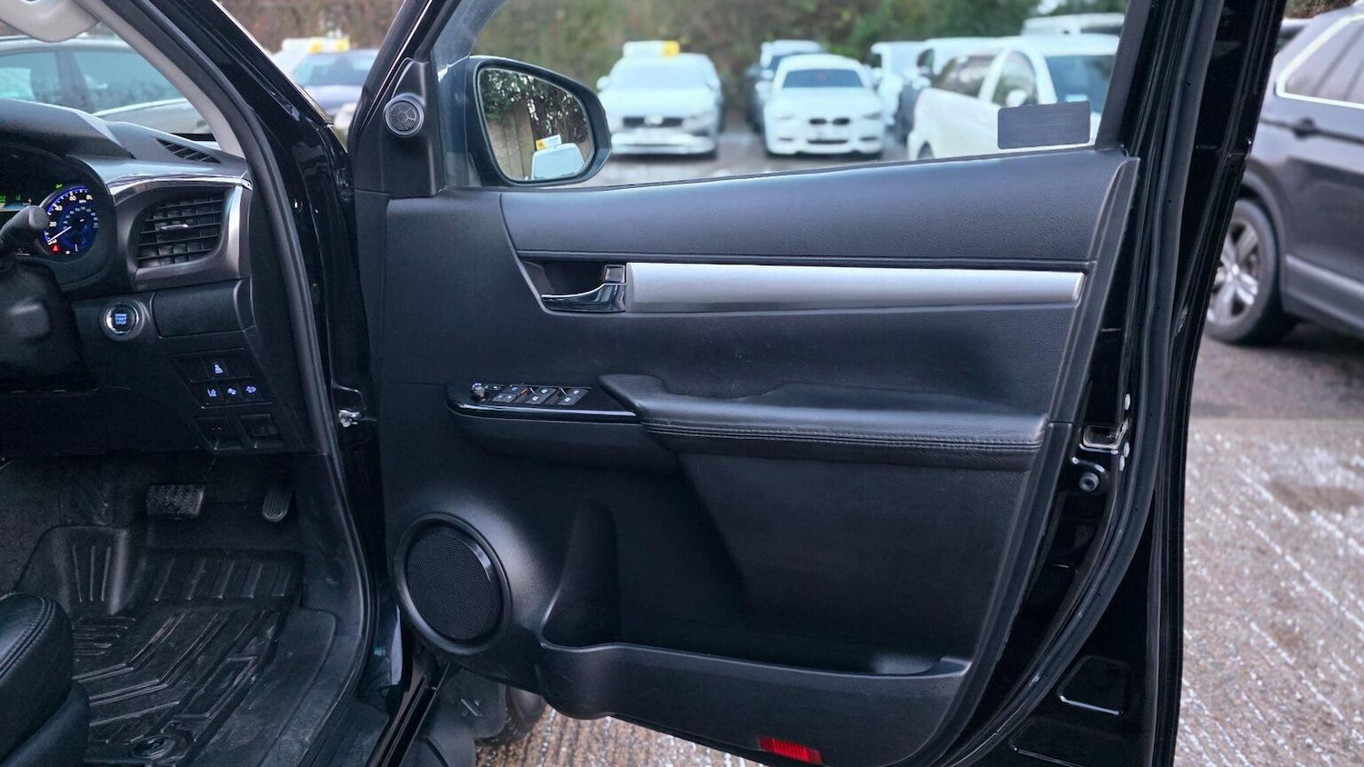 Used Toyota Hilux 2018 for sale - 77113107: Photo 36