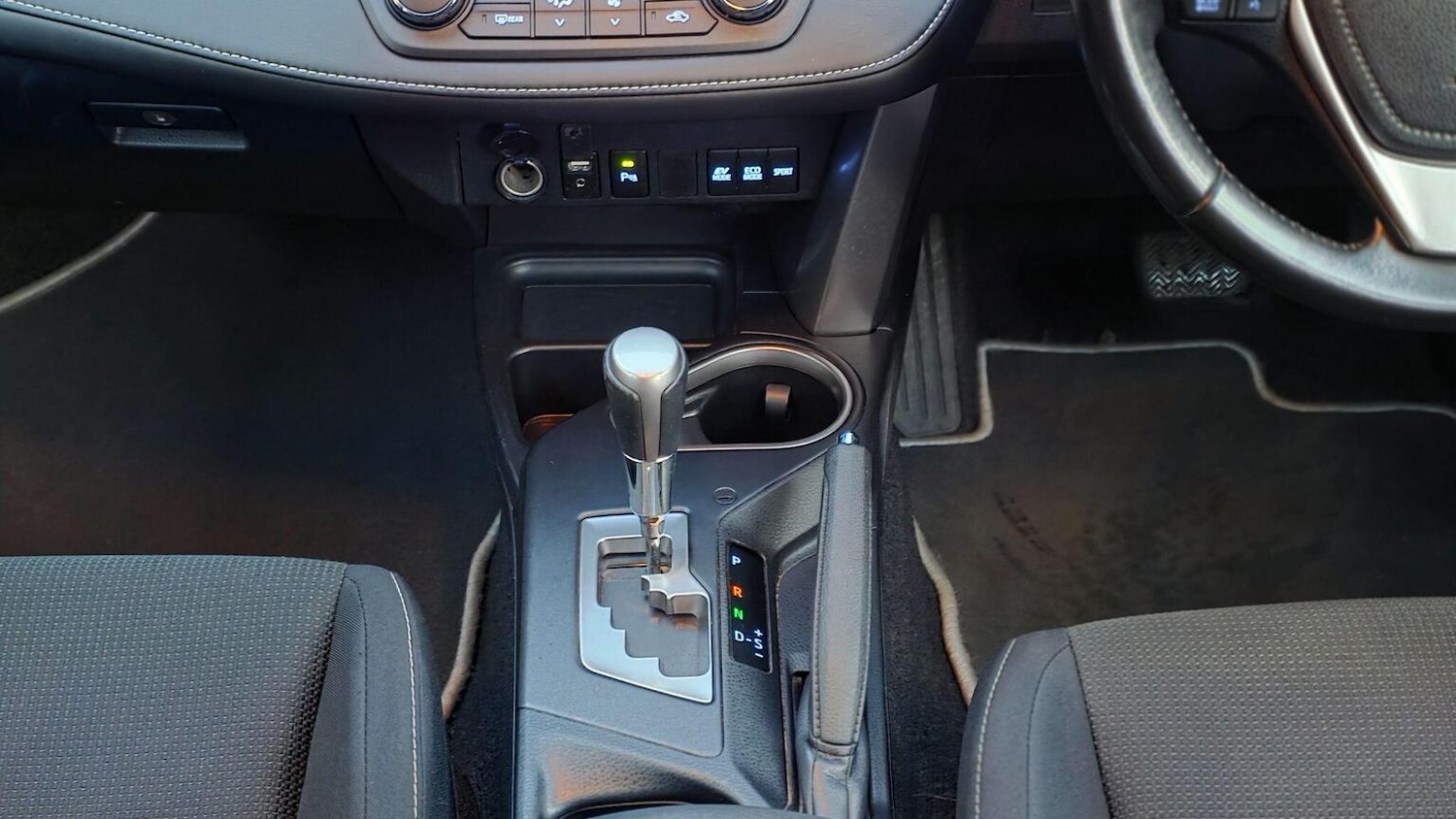 Used Toyota RAV4 2016 for sale - 76858909: Photo 32