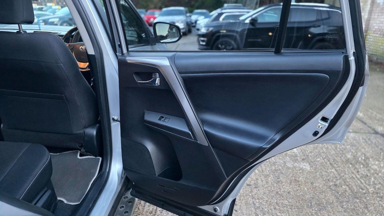 Used Toyota RAV4 2016 for sale - 76858909: Photo 35