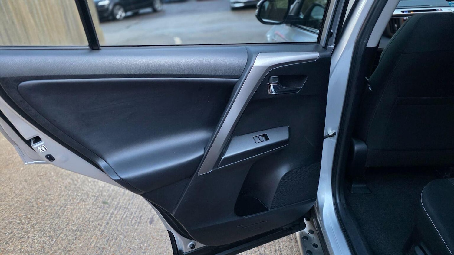 Used Toyota RAV4 2016 for sale - 76858909: Photo 38