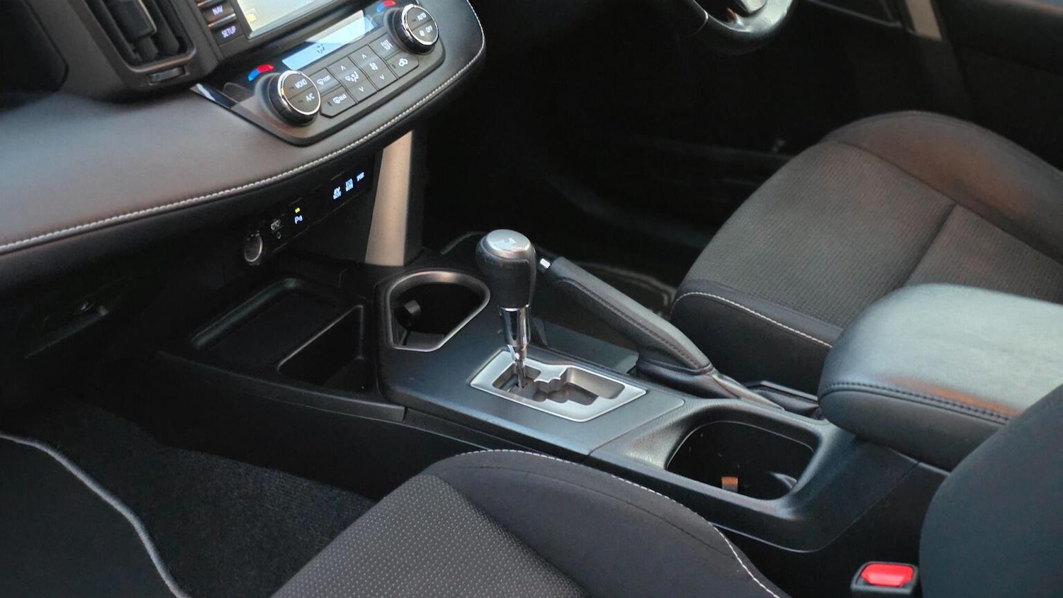 Used Toyota RAV4 2016 for sale - 76858909: Photo 40