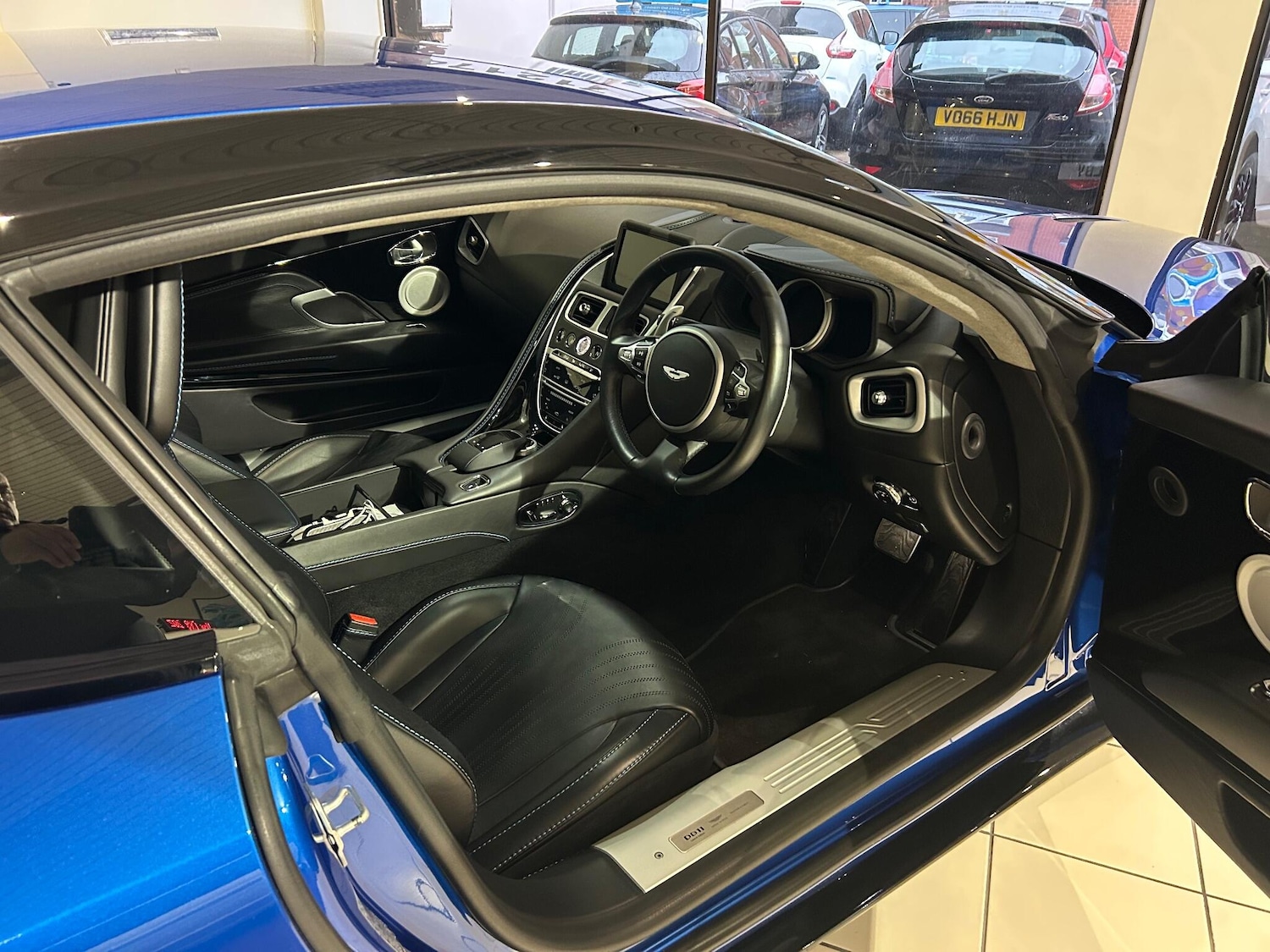 Used Aston Martin DB11 2017 for sale - 77439821: Photo 15