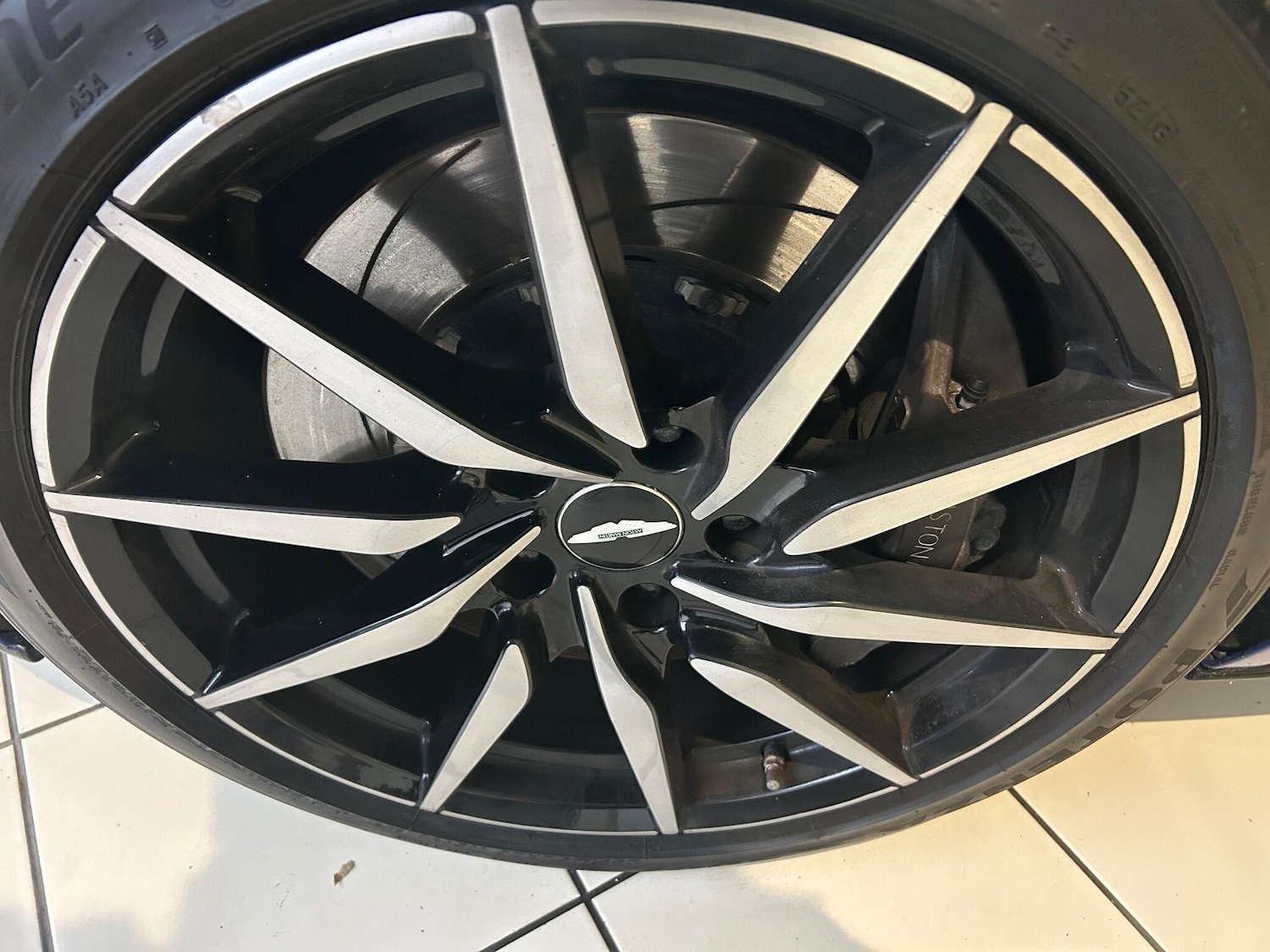 Used Aston Martin DB11 2017 for sale - 77439821: Photo 19