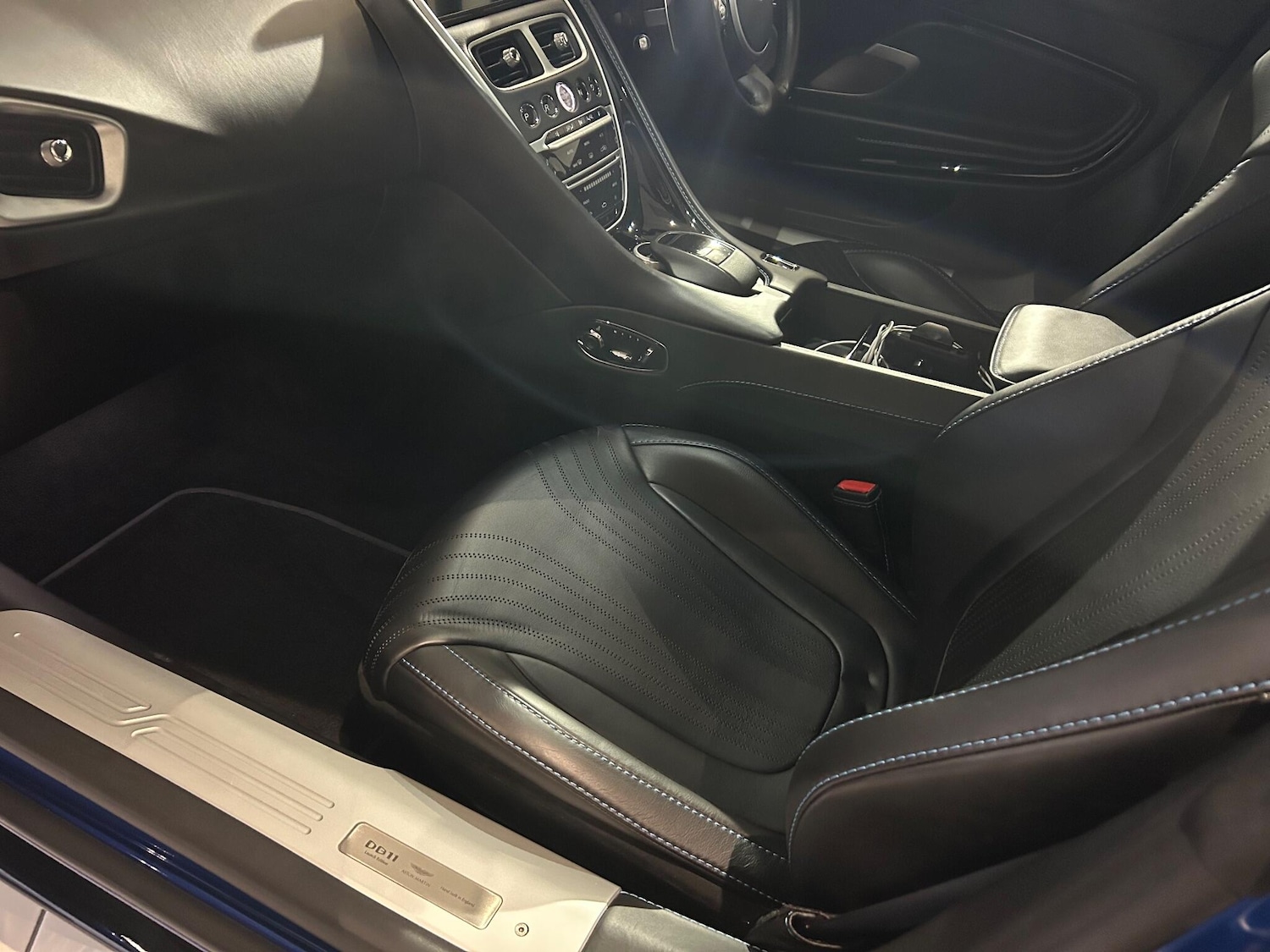 Used Aston Martin DB11 2017 for sale - 77439821: Photo 24