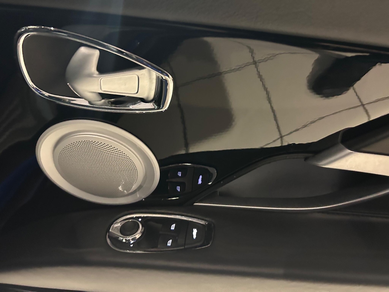 Used Aston Martin DB11 2017 for sale - 77439821: Photo 25