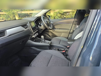 Used Renault Captur 2023 for sale - 79609479: Photo
