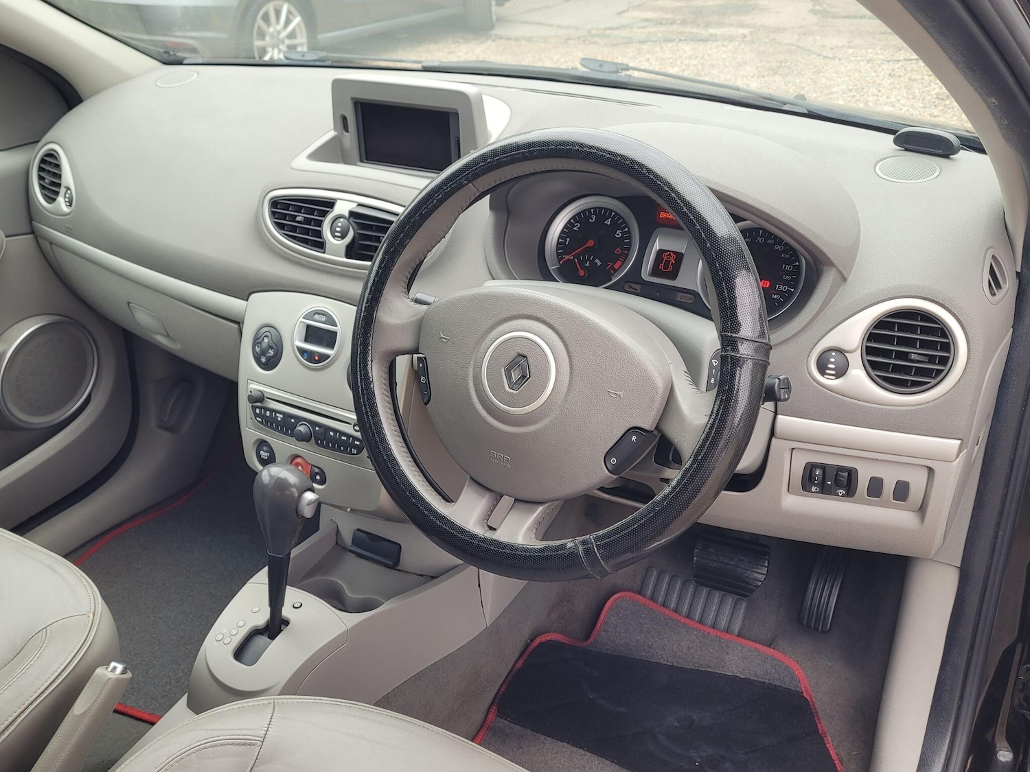 Used Renault Clio 2010 for sale - 77957346: Photo 10