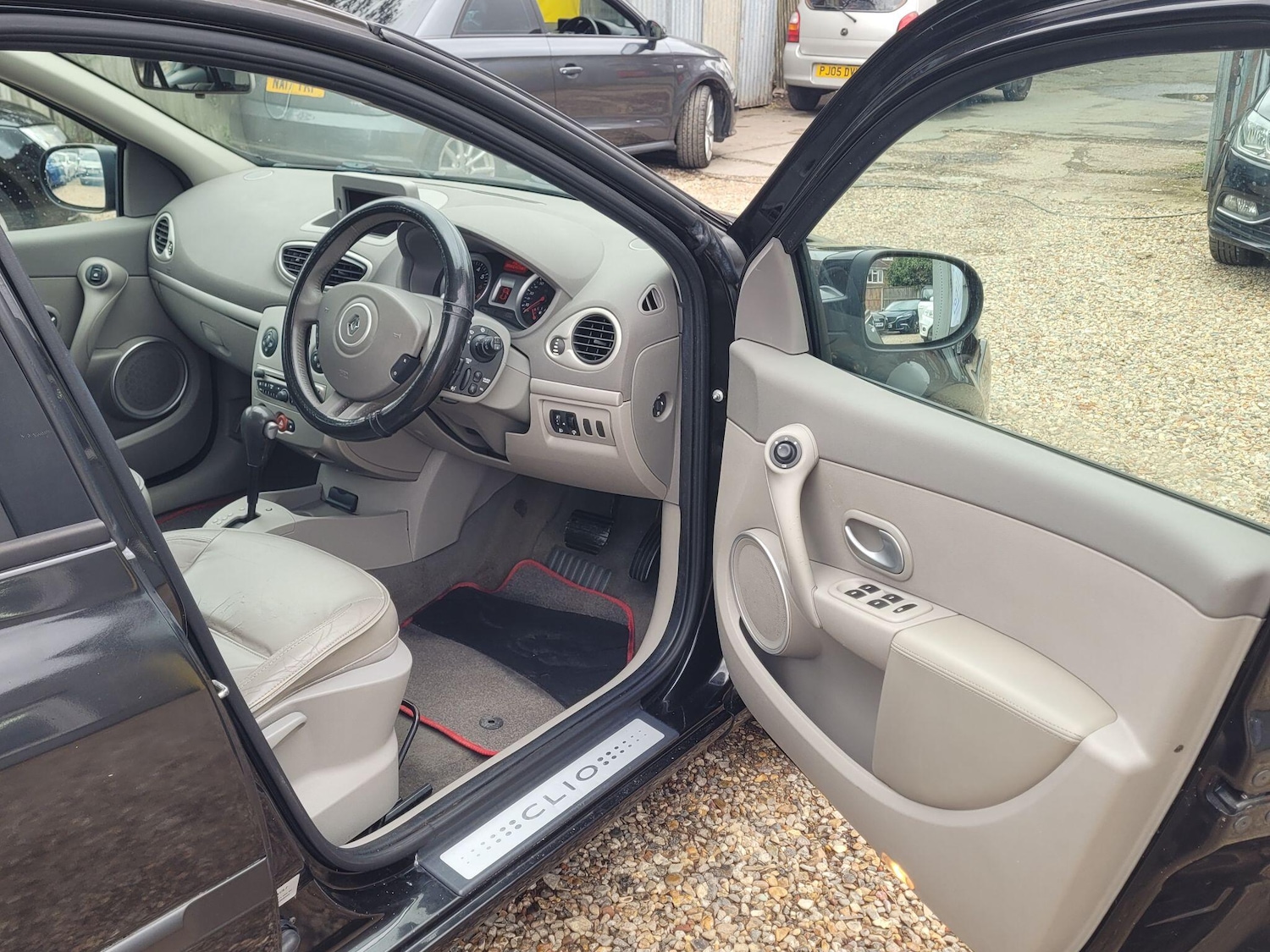 Used Renault Clio 2010 for sale - 77957346: Photo 11