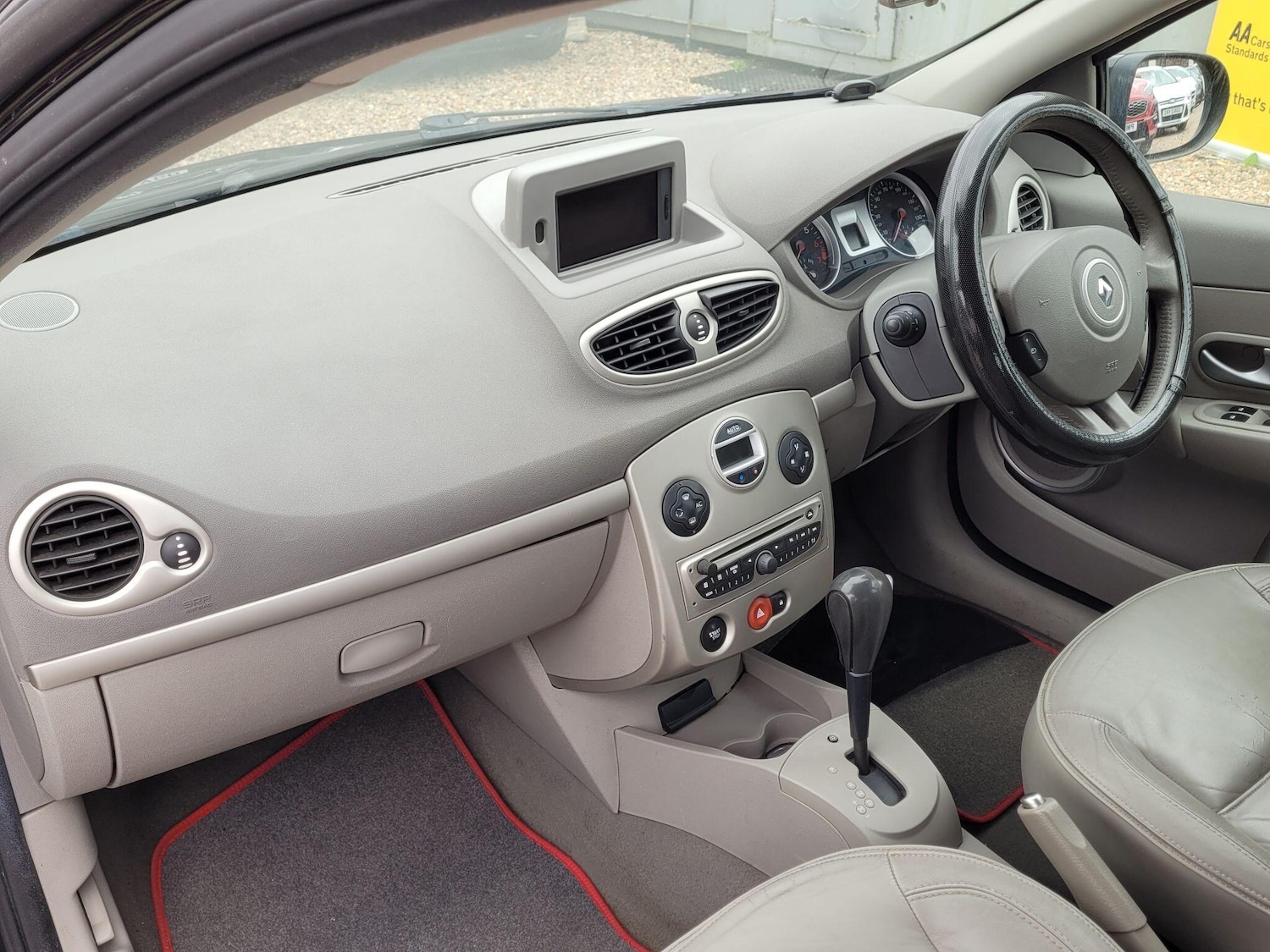 Used Renault Clio 2010 for sale - 77957346: Photo 24