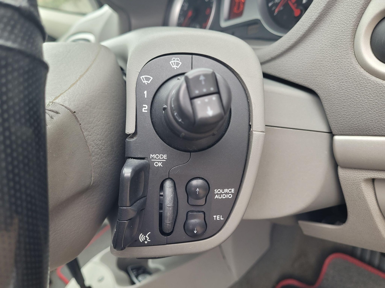 Used Renault Clio 2010 for sale - 77957346: Photo 33