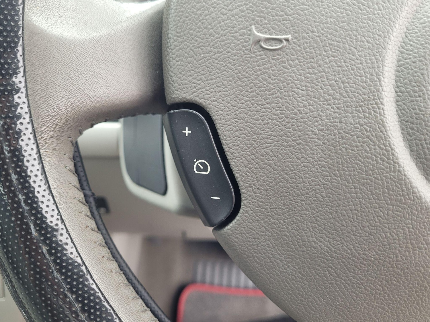 Used Renault Clio 2010 for sale - 77957346: Photo 38