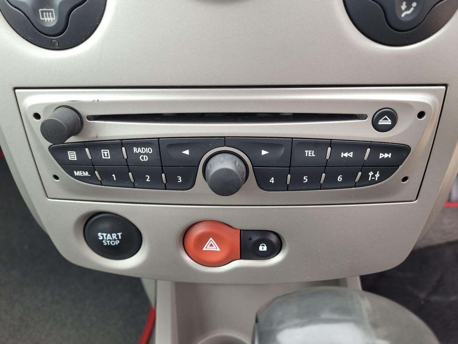 Used Renault Clio 2010 for sale - 77957346: Photo 42