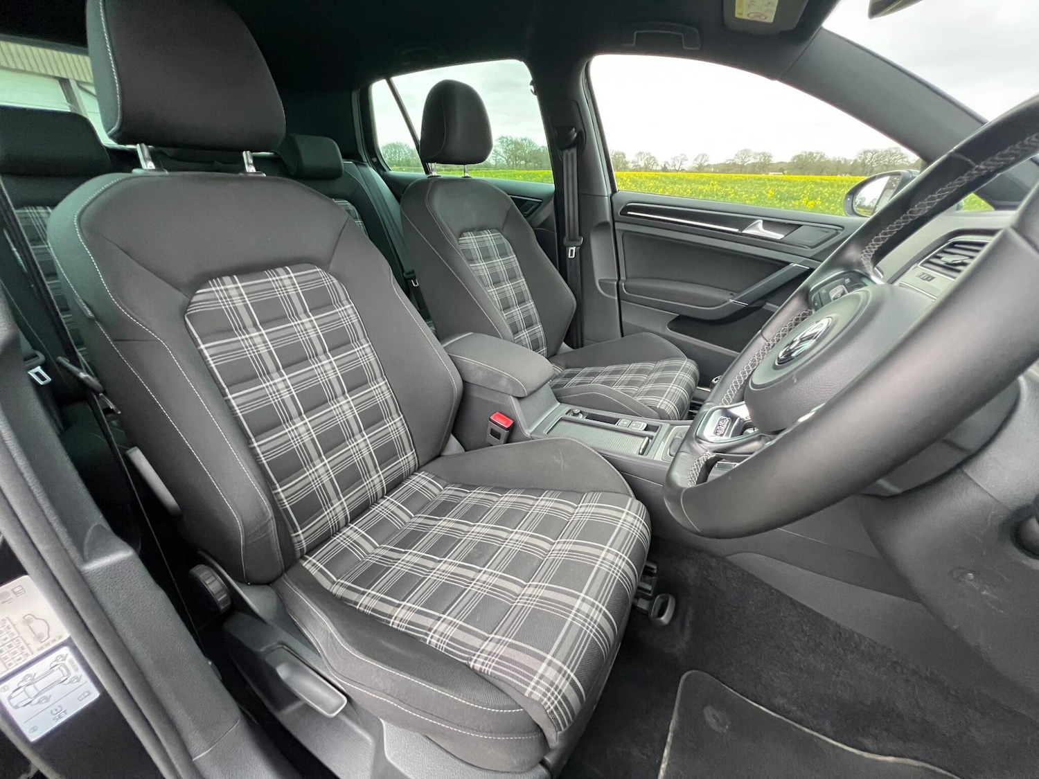 Used Volkswagen Golf 2017 for sale - 78106621: Photo 2