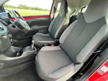 Used Toyota AYGO 2015 for sale - 76152335: Photo 2
