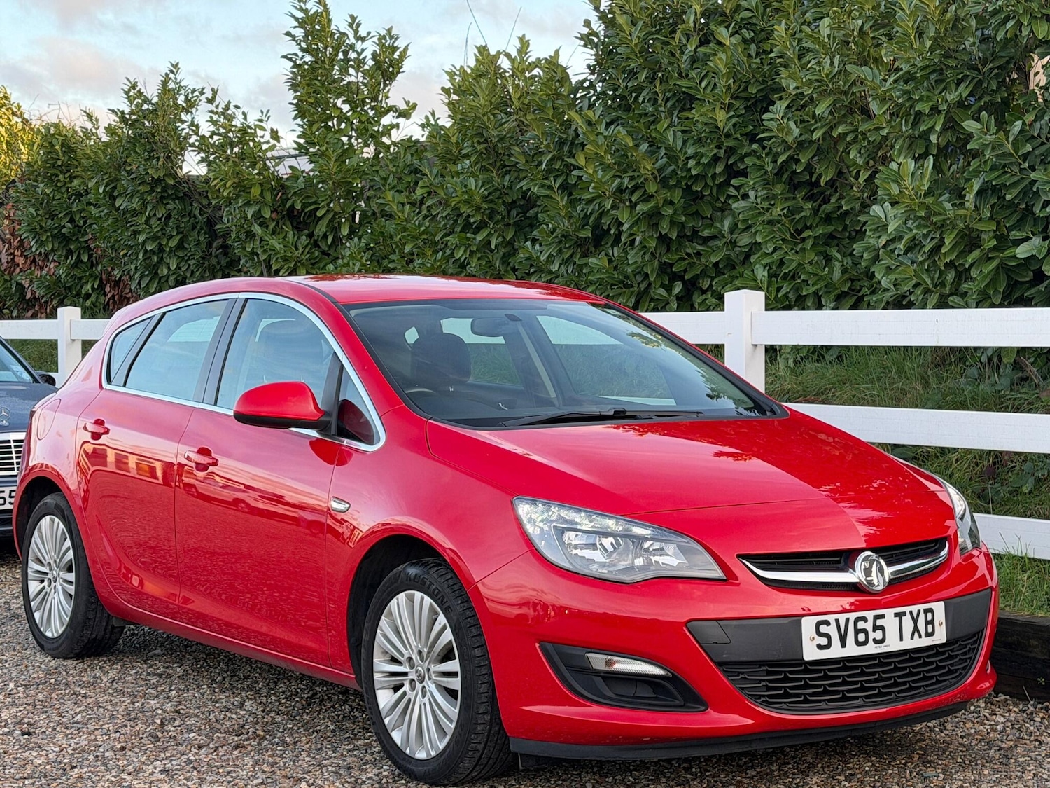 Used Vauxhall Astra 2015 for sale - 76942345: Photo 2