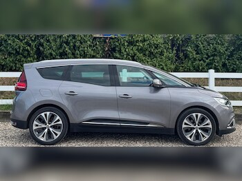 Used Renault Grand Scenic 2017 for sale - 76987619: Photo