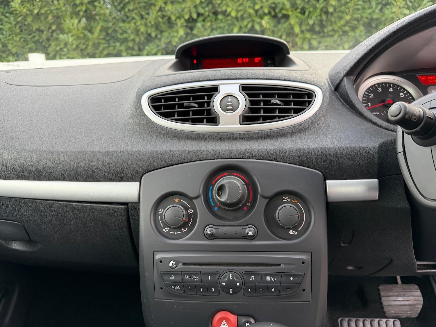 Used Renault Clio 2010 for sale - 76424495: Photo 21