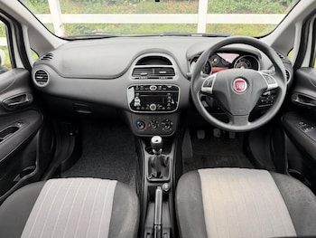 Used Fiat Punto 2017 for sale - 76259305: Photo 2