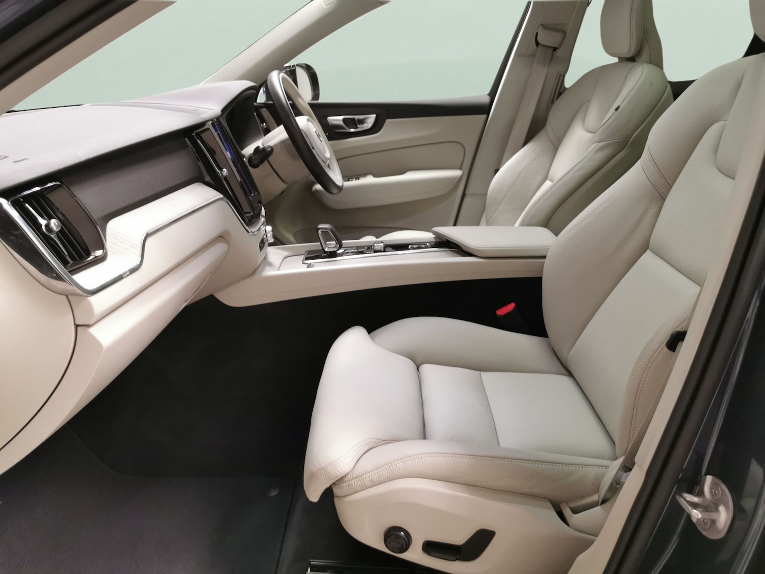 Used Volvo XC60 2023 for sale - 77776081: Photo 4