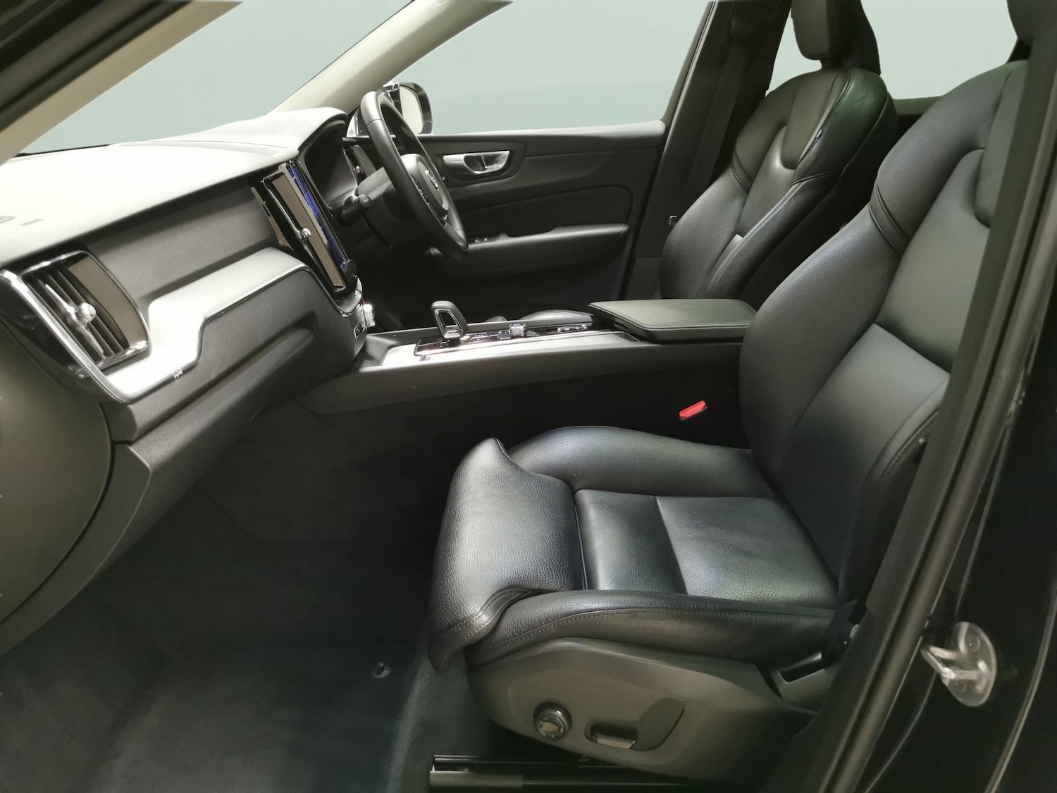 Used Volvo XC60 2023 for sale - 78159704: Photo 4