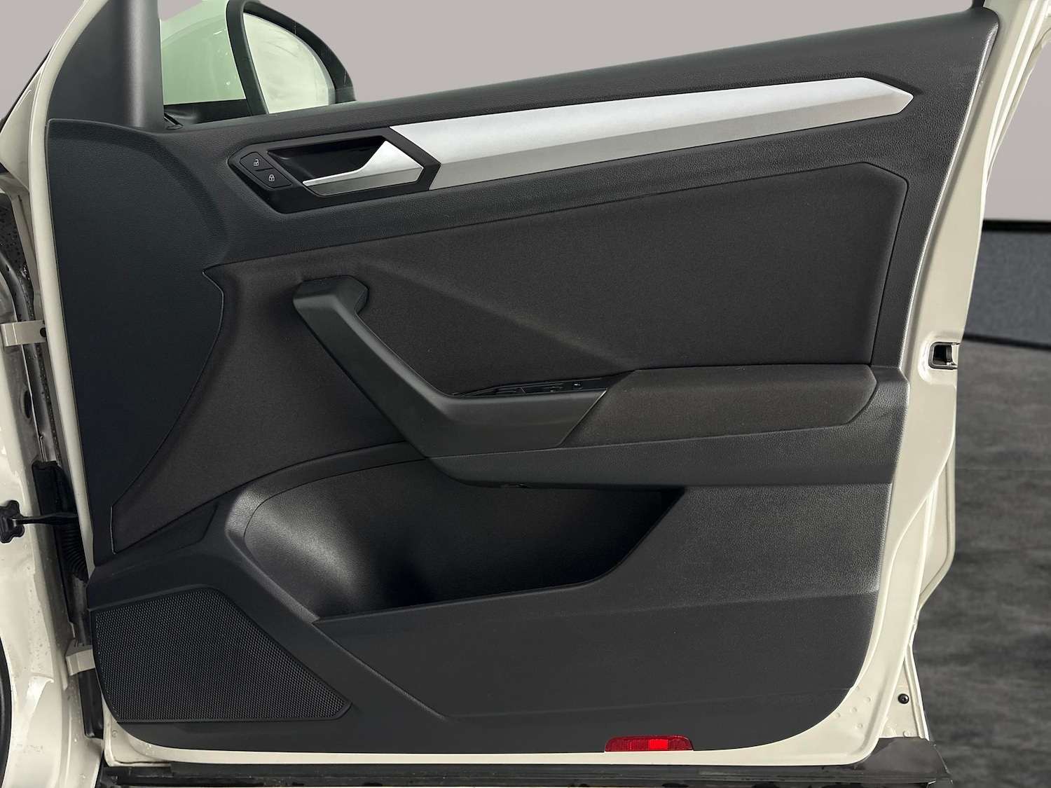 Used Volkswagen T-Roc 2023 for sale - 76525990: Photo 28