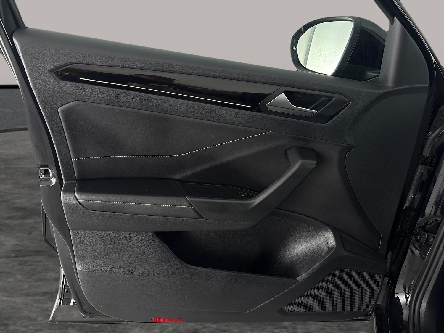 Used Volkswagen T-Roc 2024 for sale - 77702965: Photo 30