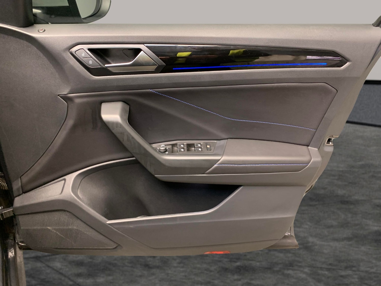 Used Volkswagen T-Roc 2023 for sale - 77043671: Photo 33