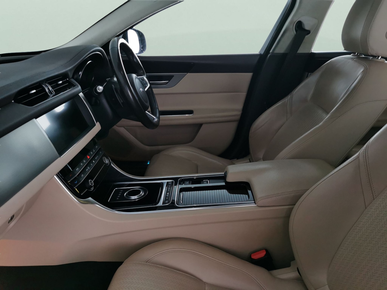 Used Jaguar XF 2019 for sale - 77529891: Photo 4