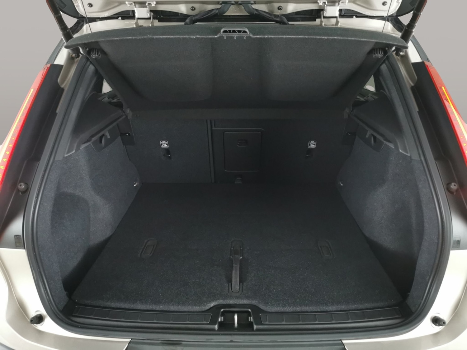 Used Volvo XC40 2023 for sale - 78163642: Photo 40