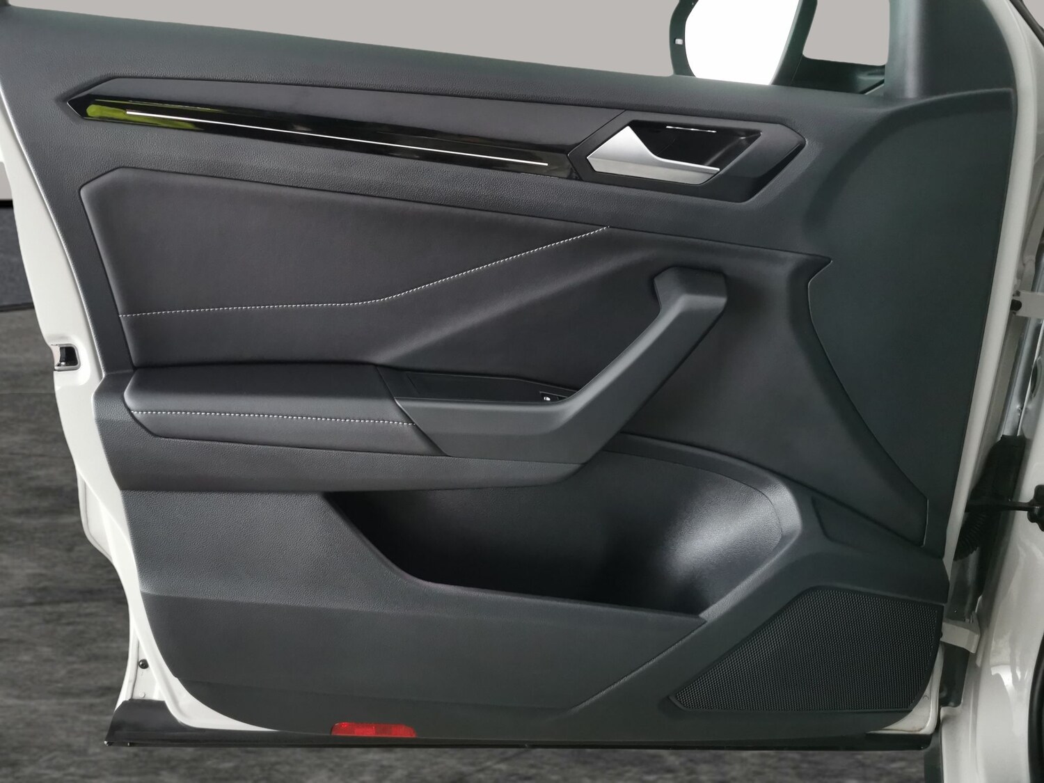 Used Volkswagen T-Roc 2025 for sale - 77244832: Photo 28