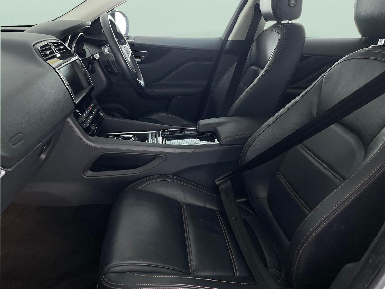 Used Jaguar F-Pace 2017 for sale - 77248441: Photo 4