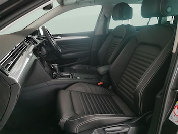 Used Volkswagen Passat 2022 for sale - 77600899: Photo