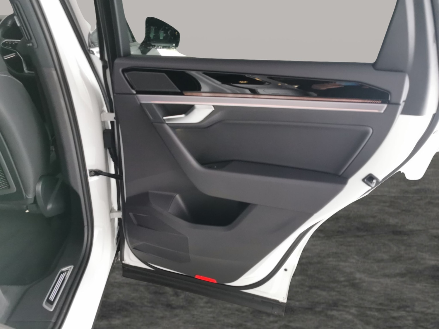 Used Volkswagen Touareg 2023 for sale - 77136743: Photo 35