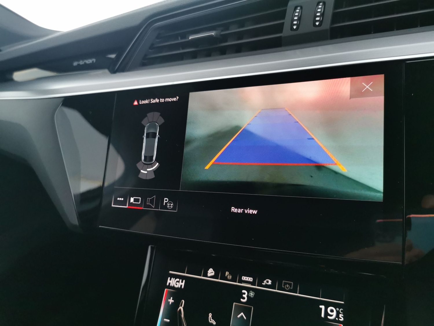 Used Audi e-tron 2023 for sale - 77225569: Photo 6